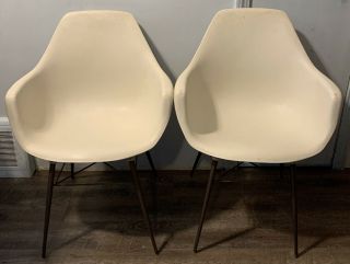 Plastic Arm Shell Chair White Vintage Mid - Century Modern Set Of 2 - Pair