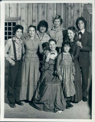 1980 Press Photo Ingalls Family With Son In Laws Little House On The Prairie Tv