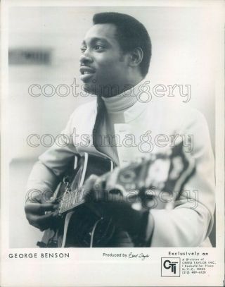 1974 Press Photo Jazz Musician George Benson Looking Down Neck Of Guitar