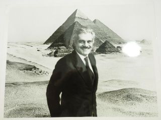 Omar Sharif " Mysteries At The Great Pyramid " 1977 Cbs Press Photo B&w 8 X 10 "