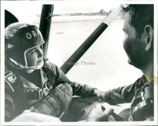1965 Press Photo Sports Rebecca Woodall First Parachute Jump Student Grip 8x10