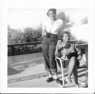 50s American Women Vintage Black And White Found Photo Snapshot 01 10 G