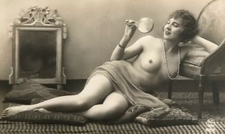 Nude Model With Mirror & Pearls - Vintage Pc Paris Photograph Postcard 1918 - 1930
