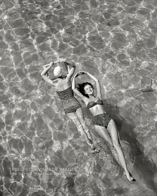 Vintage 1948 Photo Bathing Suit Models In Swimming Pool Toni Frissell Swimsuits