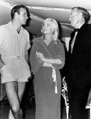 Sean Connery,  Shirley Eaton & Ian Fleming On Set " Goldfinger " 8x10 Photo (cc705)