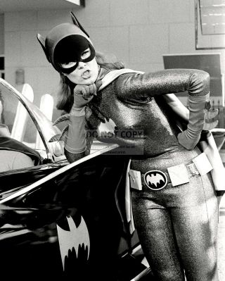 Yvonne Craig As " Batgirl " In Tv Series " Batman " - 8x10 Publicity Photo (dd - 079)