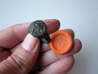 perfect and ancient Crusader ' s bronze ring seal 12 - 13 A.  D. 3