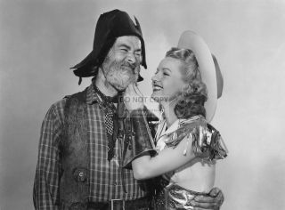 Gabby Hayes & Dale Evans In The Film " Utah " - 8x10 Publicity Photo (ep - 978)