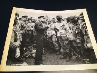 1944 Press Photo General Dwight Eisenhower Talks To Us Paratroopers In England