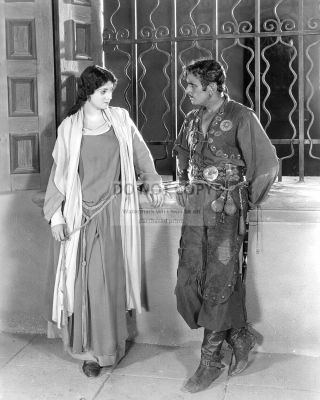 Douglas Fairbanks & Eve Southern In " The Gaucho " - 8x10 Publicity Photo (mw487)