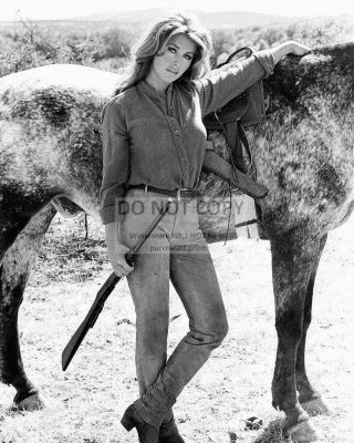 Michele Carey In The 1966 Film " El Dorado " - 8x10 Publicity Photo (cc903)