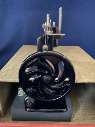 Vintage Singer SewHandy Model 20 Sewing Machine 3