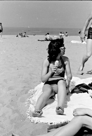 Vtg 1950s 35mm Negative Beach Scene Brunette Eating Ice Cream Sunglasses 630 - 32