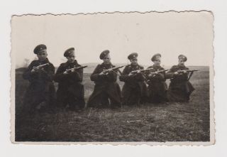 Guys Soldiers Pose With Guns Rifle Ww2 Military Vintage Photo P54623