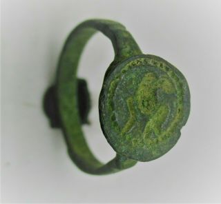 DETECTOR FINDS ANCIENT ROMAN BRONZE RING DEPICTING MILITARY EAGLE ON BEZEL 2
