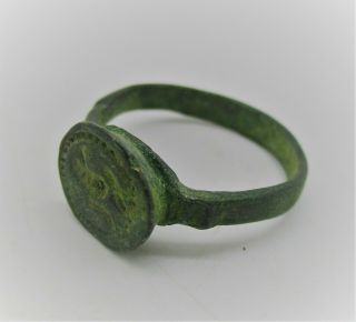 DETECTOR FINDS ANCIENT ROMAN BRONZE RING DEPICTING MILITARY EAGLE ON BEZEL 3