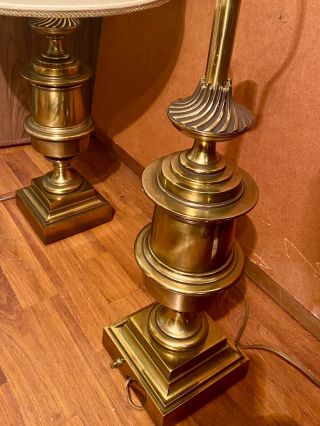 Vintage Pair STIFFEL Brass Trophy Urn Lamps Hollywood Regency Traditional. 3