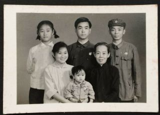 Chinese Family Chairman Mao Badge China Culture Revolution Studio Photo
