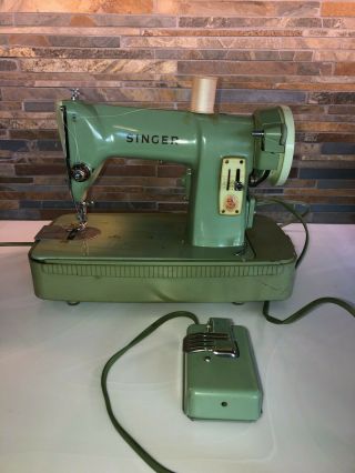 Vintage Mid - Century Singer 185j Sewing Machine In Case.  Made In Canada