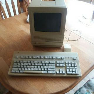 Vintage Se/30 Apple Macintosh Desktop Computer And Full Discription.