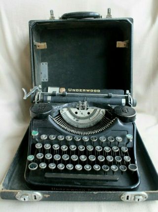 Vintage Underwood Portable Typewriter & Case 1930 