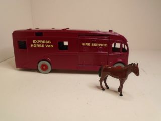 VINTAGE DINKY SUPERTOYS 980 - G MAUDSLEY HORSE BOX RESTORED TO NEAR MINTY U.  S. 2