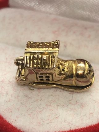 Vintage 1970s 9ct Gold & Enamel “Old Lady Lived In A Shoe” Charm Pendant 2.  75g 2