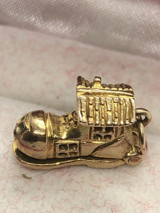 Vintage 1970s 9ct Gold & Enamel “Old Lady Lived In A Shoe” Charm Pendant 2.  75g 3