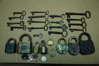 26 Pc Antique 7 Vintage Pad Locks Skeleton Keys Cylinder Miniature Locks Etc