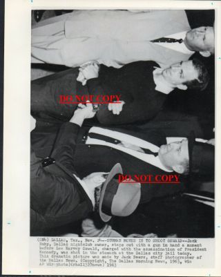 JFK ASSASSINATION WIRE SERVICE PHOTOS 3 DIFF.  JACK RUBY SHOOTS LEE HARVEY OSWALD 2