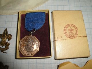 BSA BOY SCOUT 1950 FIRST CLASS SCOUT MEDAL BOXED,  WOLF FLAG PATCHES,  PINS,  CARDS 2
