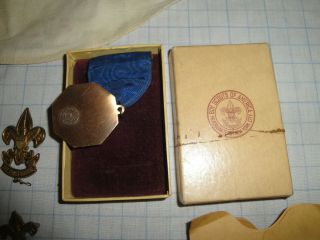 BSA BOY SCOUT 1950 FIRST CLASS SCOUT MEDAL BOXED,  WOLF FLAG PATCHES,  PINS,  CARDS 3