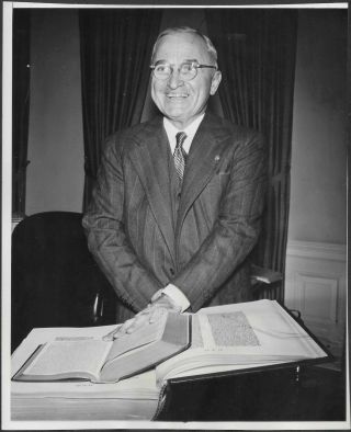 Harry S.  Truman 1949 Press Photo Inauguraton Gutenberg Bible