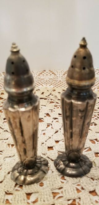 W.  B.  Mfg.  Co.  Set of Vintage Silver Plated Salt and Pepper Shakers Tall 2