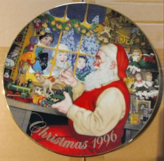 Vintage Avon 1996 Christmas Plate " Santa 
