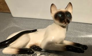Vintage Seal Point Siamese Cat Ceramic Figurine Lying Down Resting 7.  5”