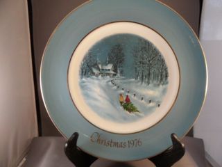 Avon 1976 Christmas Plate " Bringing Home The Tree " By Enoch Wedgwood England Box