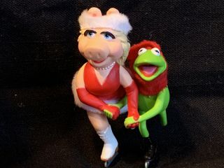 Hallmark 2003 Kermit And Miss Piggy On Frozen Pond Christmas Ornament