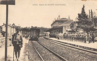 Cpa 83 Gare De Saint Raphael Avec Un Senegalais Train