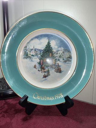 Vintage Avon 1978 Christmas Plate Series " Trimming The Tree " Sixth Edition