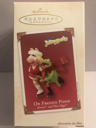 Hallmark Keepsake Kermit The Frog And Miss Piggy On Frozen Pond Ornament Mulpets
