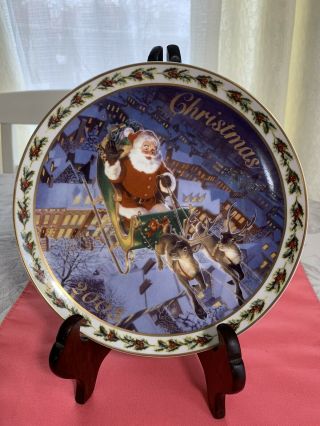 Santa " Coming To Town " Plate Christmas 2003 Avon 8.  25 " By Tom Newsom