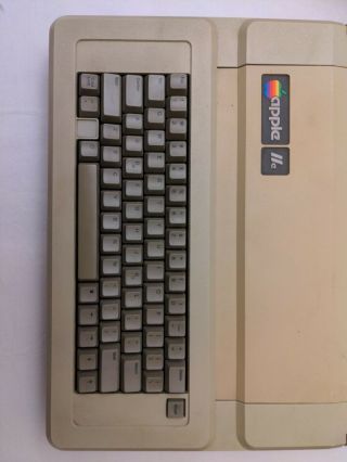 Vintage Apple IIe Computer A2S2064 -, 2