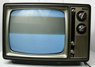 Vintage Sylvania Mw0158w 13 " Crt Tv Retro Gaming Dials
