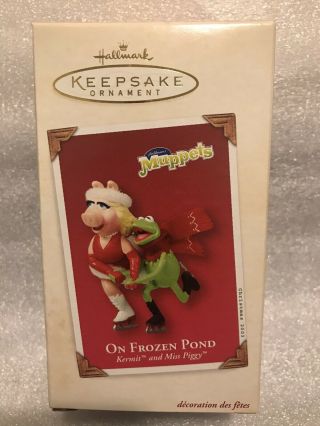 Hallmark Ornament Kermit & Miss Piggy " On Frozen Pond " 2003