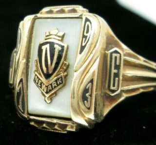 6.  1 Grams Vintage 1973 Newark Jersey 10k Solid Gold Class Ring Size 9 1/2