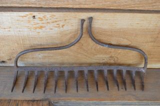 Vtg Rusty Metal Garden Rake Head 14 Tines Re - Purpose 13.  5” Open Ended