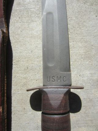 Vintage Ww Ll U.  S.  M.  C.  Ka - Bar Fighting Knife And U.  S.  M.  C Leather Sheath