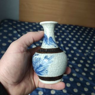 A Small Antique Chinese Porcelain Blue and White Crackle Vase,  Kangxi Style 3