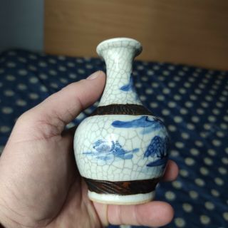 A Small Antique Chinese Porcelain Blue and White Crackle Vase,  Kangxi Style 4
